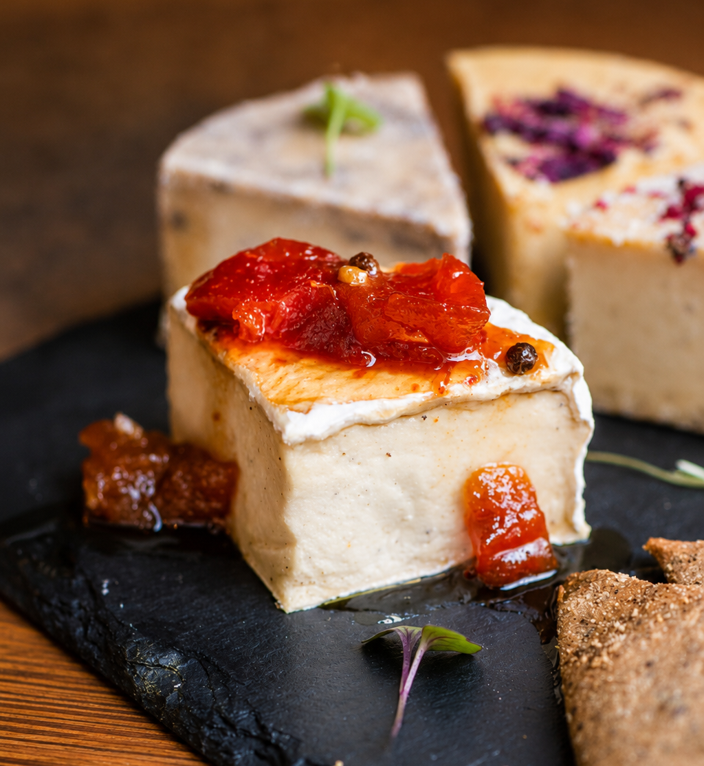Vrie de Cajú servido con chutney artesanal y crackers