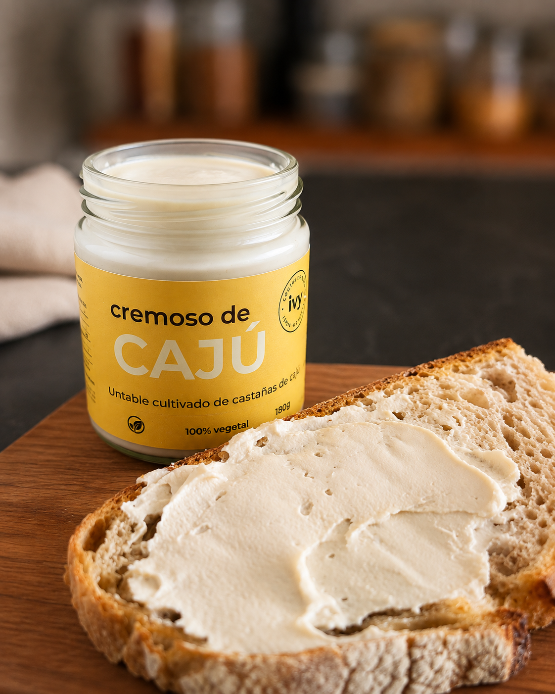 Frasco abierto de Cremoso de Cajú junto a una tostada untada